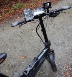 Ein E-Bike, an das eine Kamera montiert wurde.